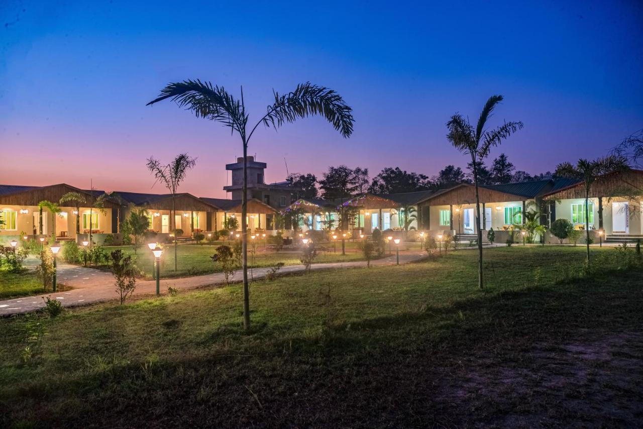 Hotel Greenland Safari Sauraha Exterior photo
