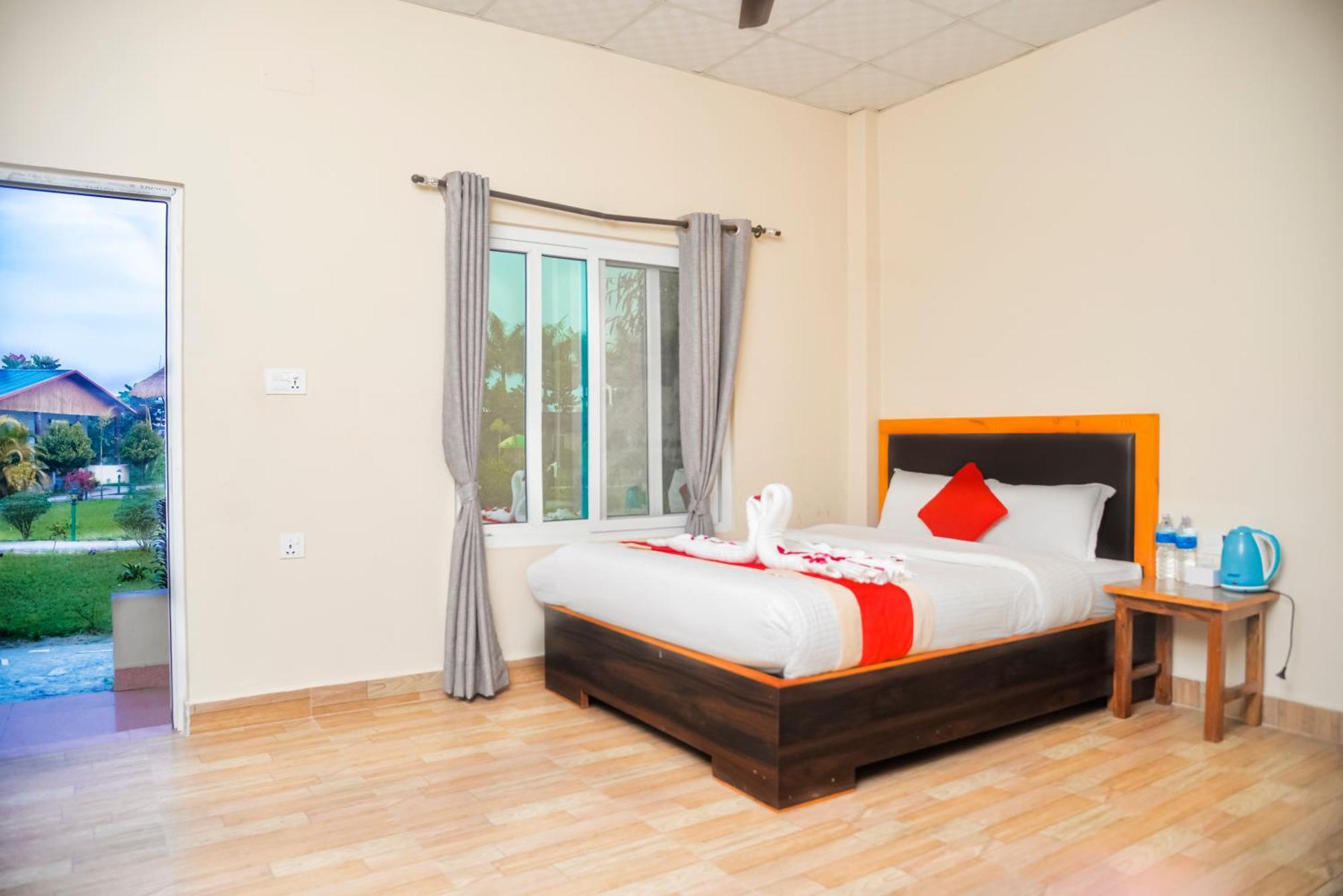 Hotel Greenland Safari Sauraha Exterior photo