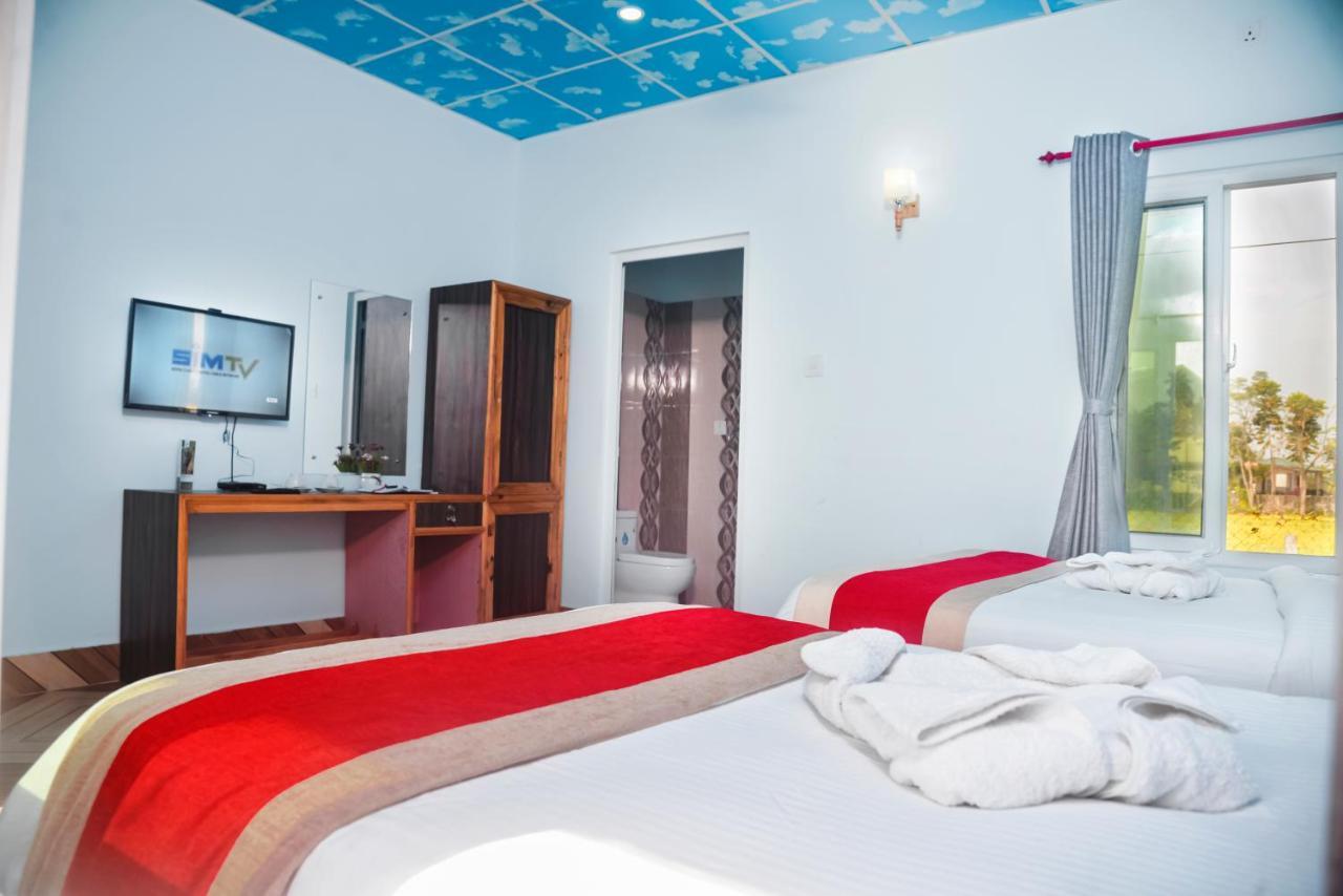 Hotel Greenland Safari Sauraha Exterior photo
