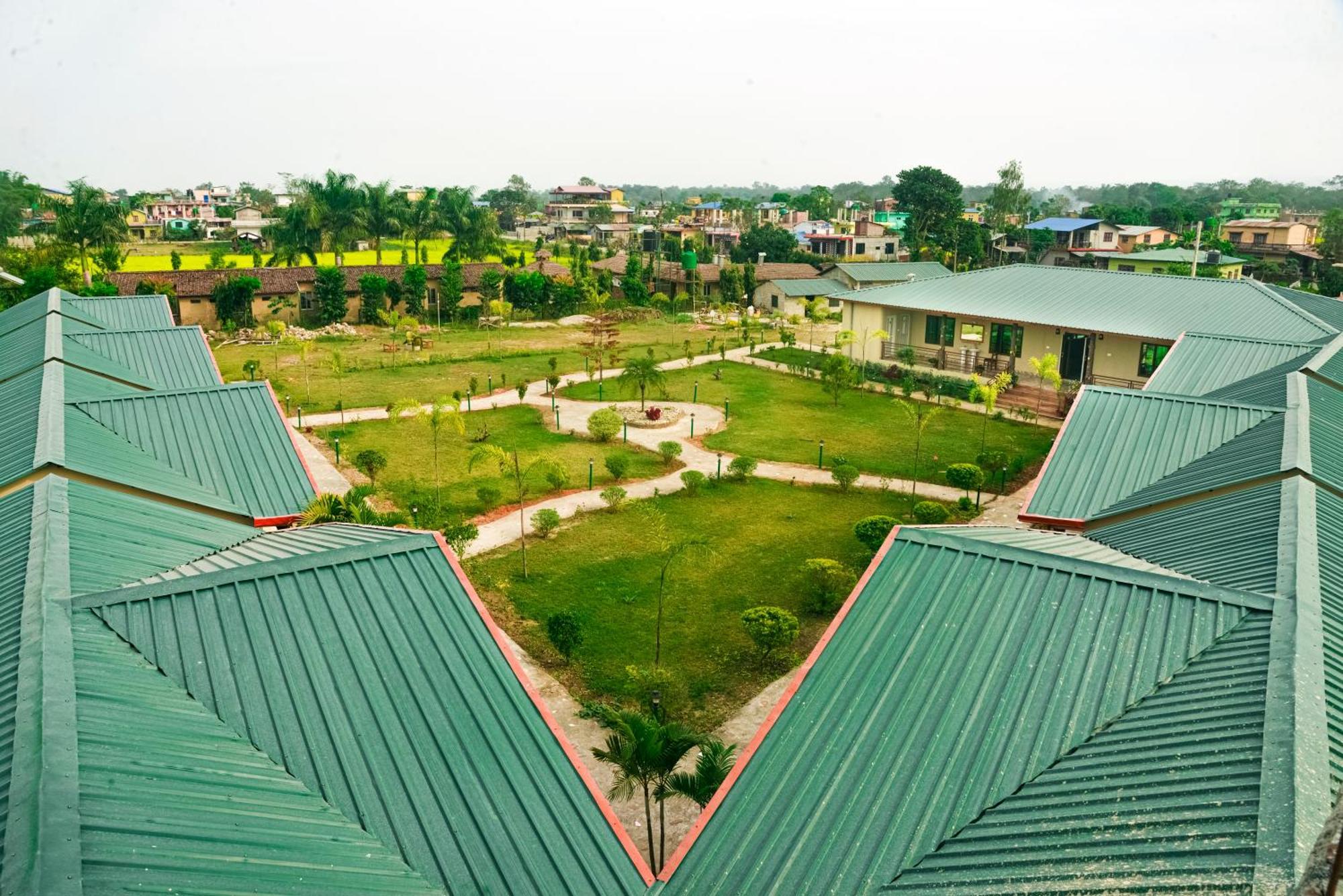 Hotel Greenland Safari Sauraha Exterior photo